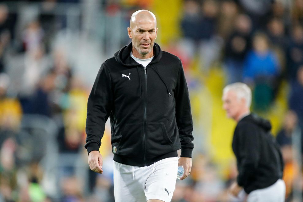 Zinédine Zidane geht auf dem Spielfeld