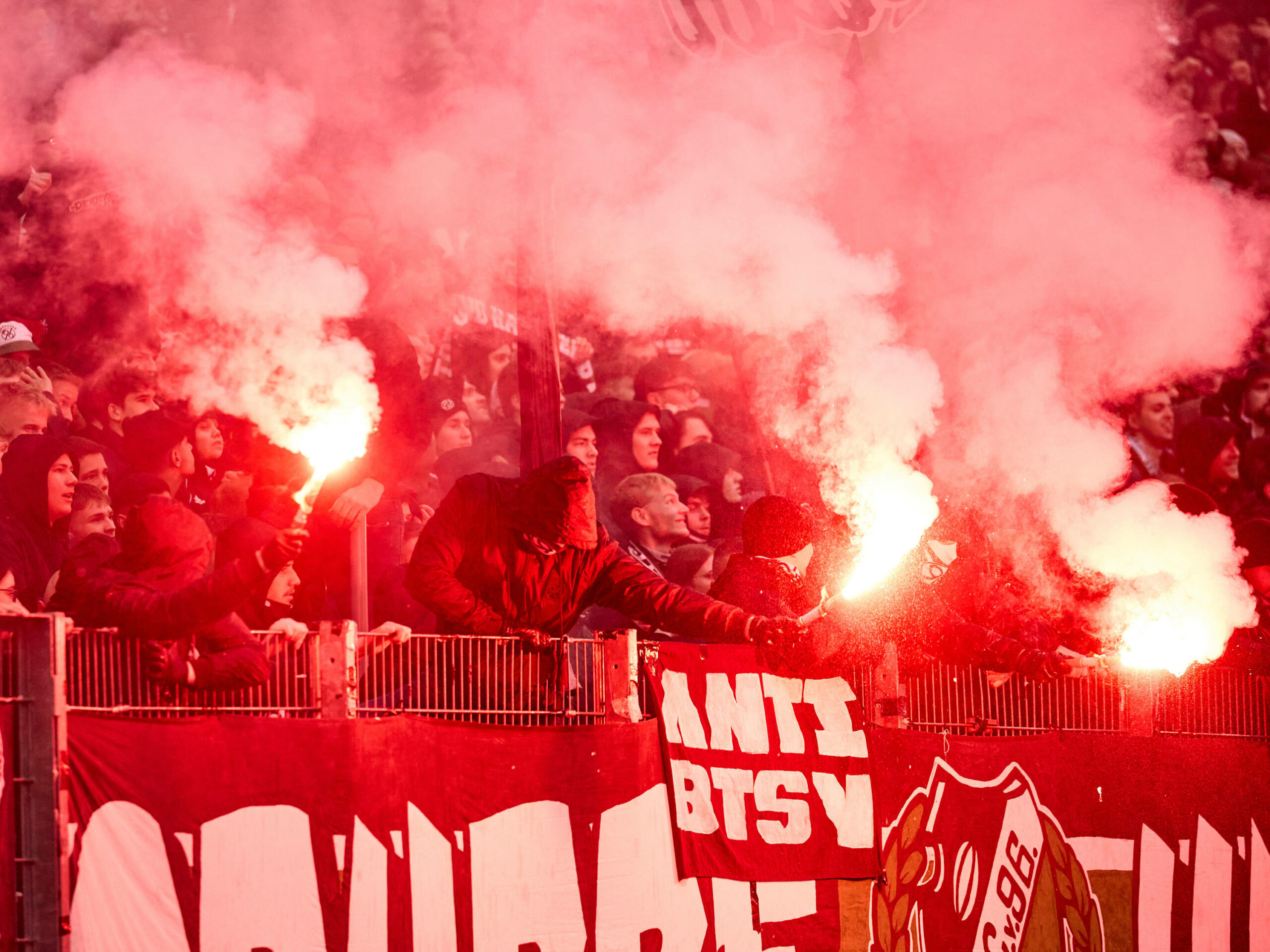 Fans von Hannover 96 brennen Pyrotechnik ab.