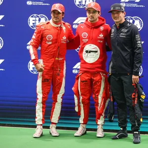 Carlos Sainz, Charles Leclerc und Max Verstappen posieren gemeinsam