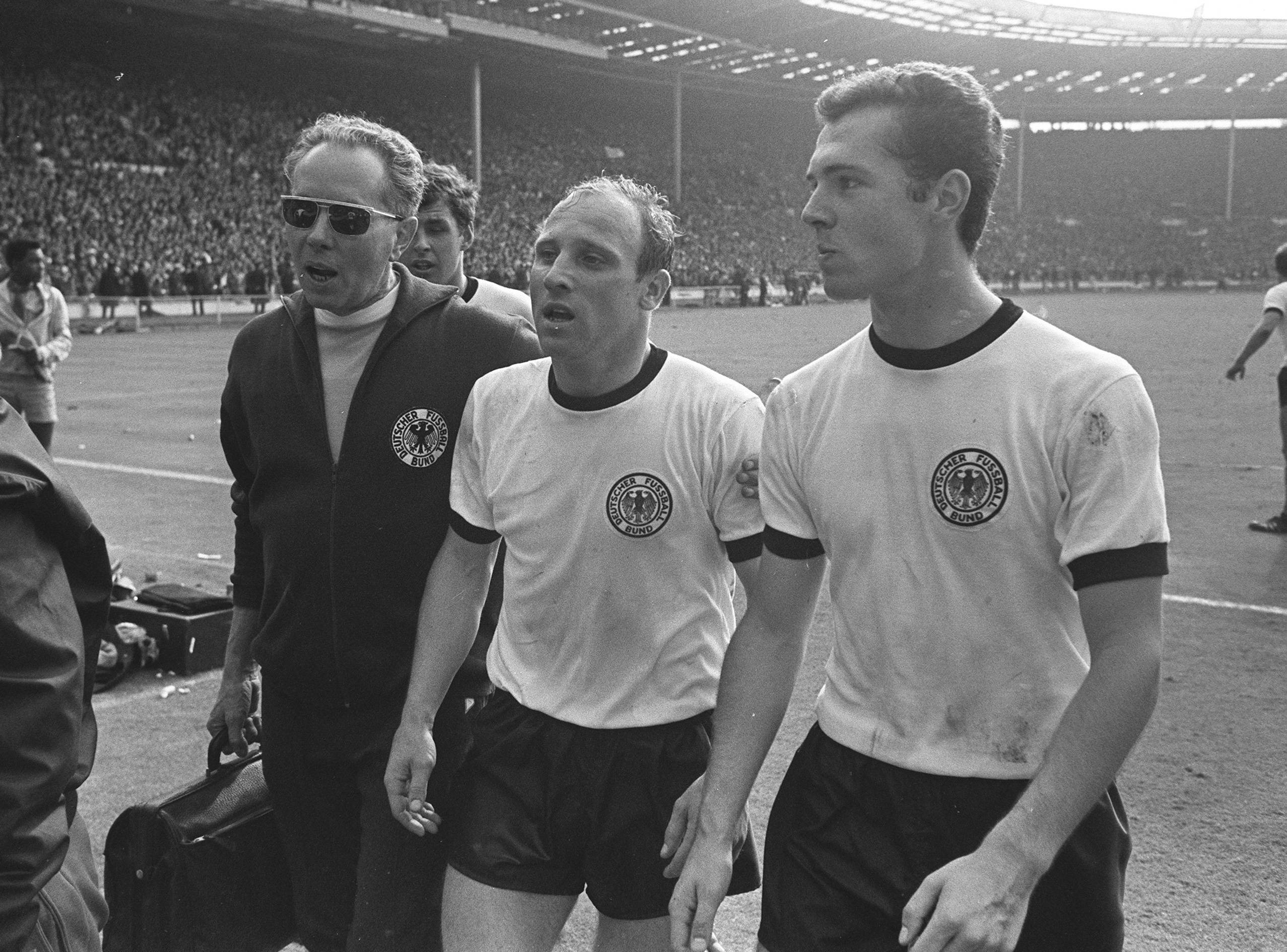 Die beiden Spieler Uwe Seeler und Franz Beckenbauer für Deutschland.