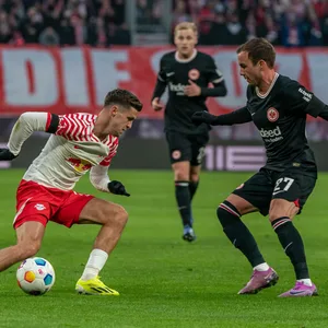 Leipzigs Christoph Baumgartner und Frankfurts Mario Götze im direkten Duell.