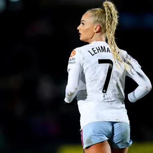 Alisha Lehmann im Trikot von Aston Villa.