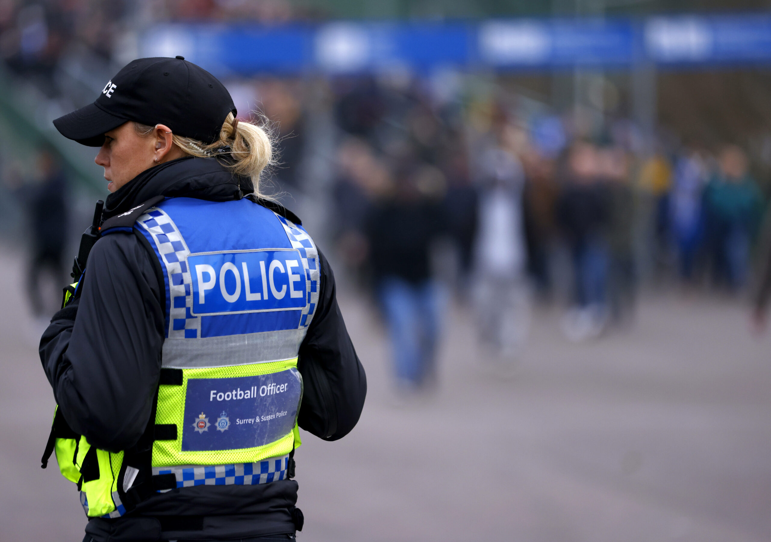 Polizistin vor einerm Stadion