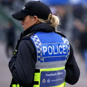 Polizistin vor einerm Stadion