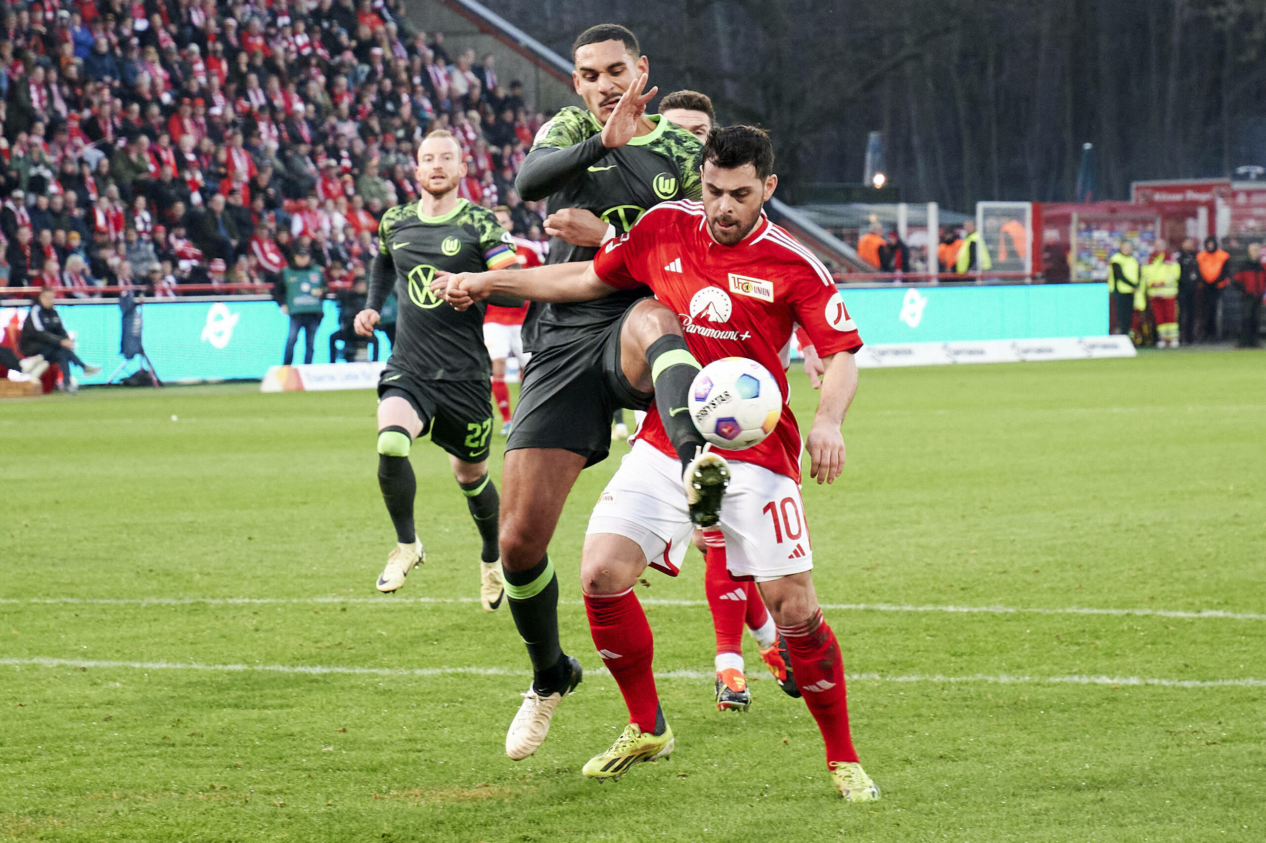 Unions Kevin Volland im Zweikampf mit Wolfsburgs Maxence Lacroix