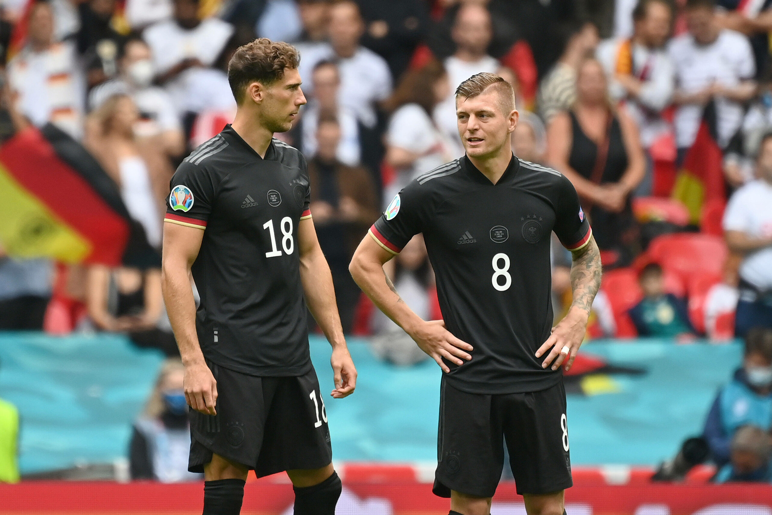 Leon Goretzka und Toni Kroos gemeinsam im DFB-Trikot auf dem Platz