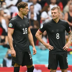 Leon Goretzka und Toni Kroos gemeinsam im DFB-Trikot auf dem Platz