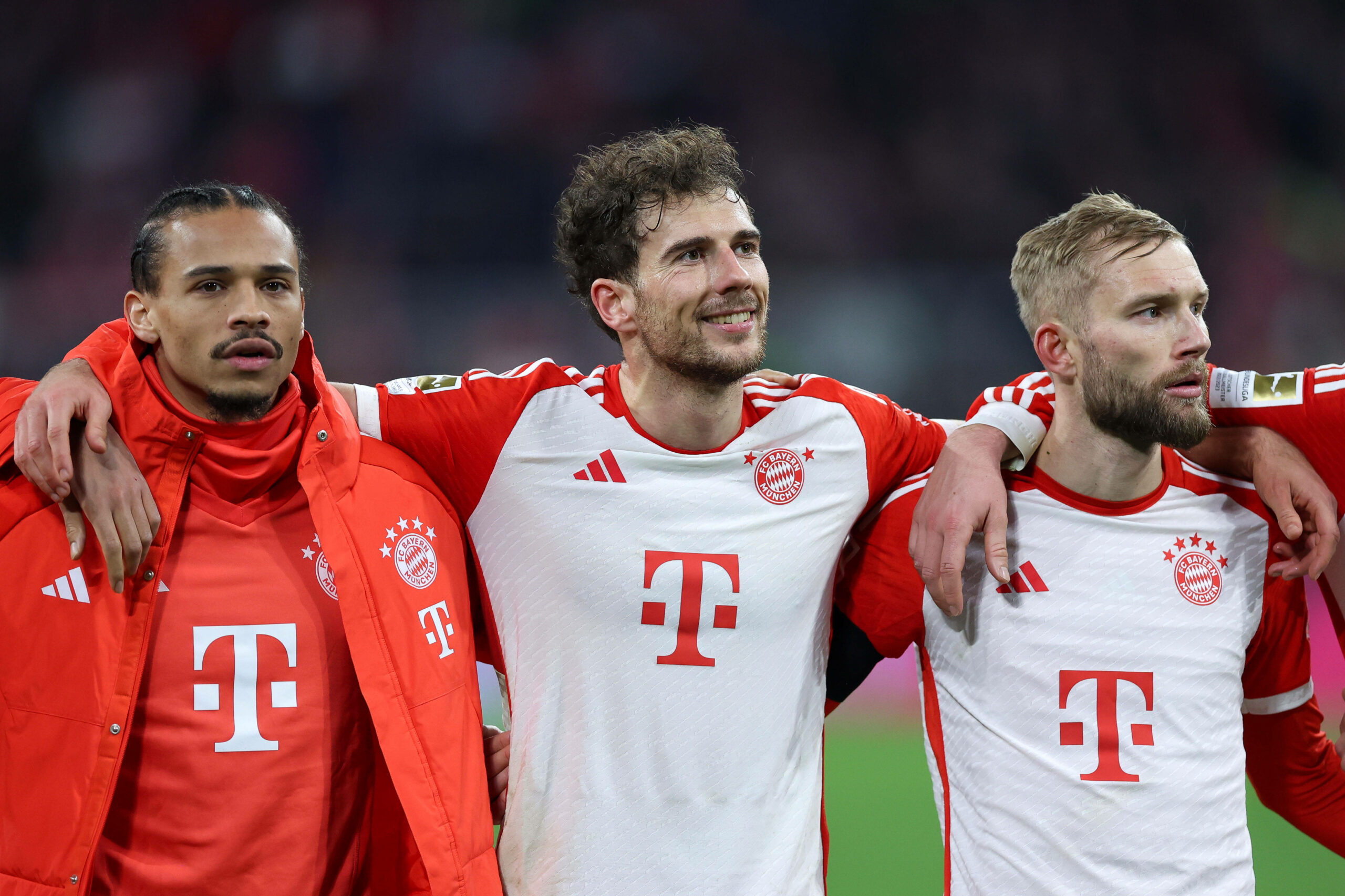 Leon Goretzka jubelt mit Leroy Sané und Konrad Laimer vor den Bayern-Fans.