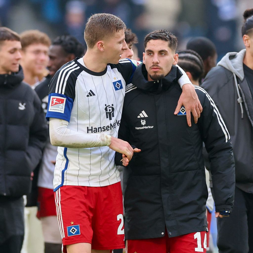 Ignace van der Brempt legt nach dem HSV-Spiel gegen Elversberg seinen Arm um den enttäuscht guckenden Ludovit Reis