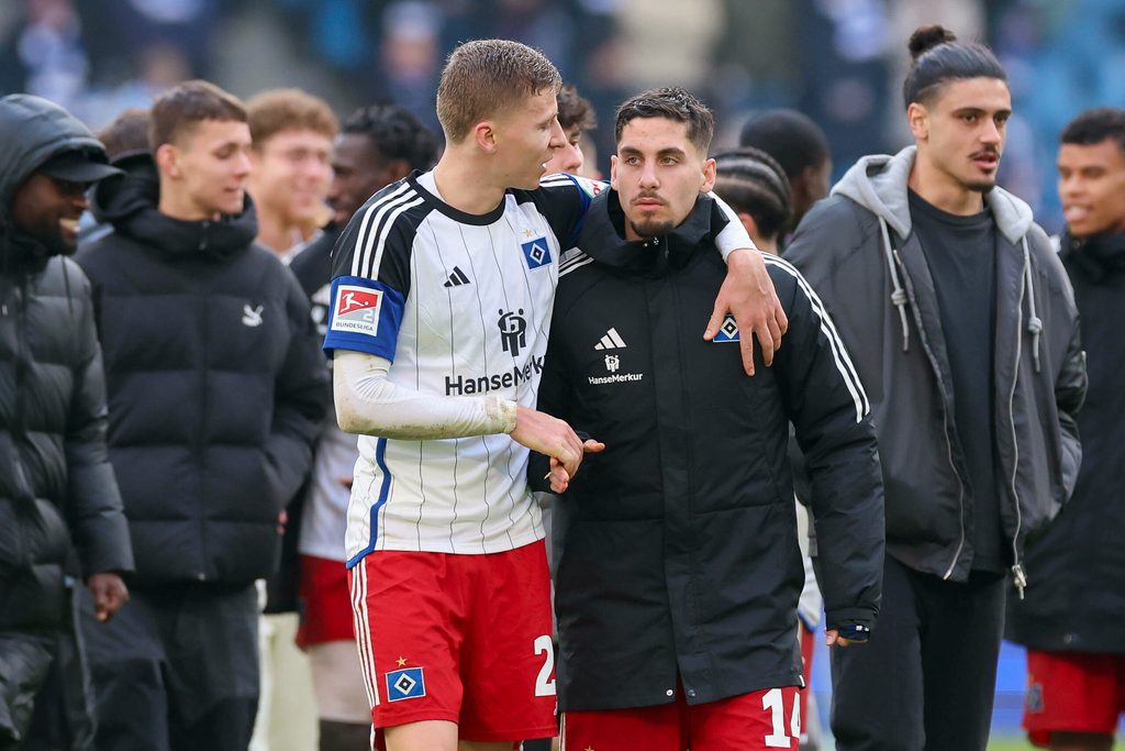 Ignace van der Brempt legt nach dem HSV-Spiel gegen Elversberg seinen Arm um den enttäuscht guckenden Ludovit Reis