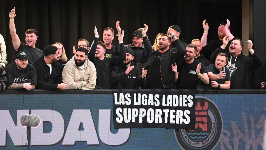 Bei der Baller League: Fans der Mannschaft Las Ligas Ladies sind gut gelaunt.
