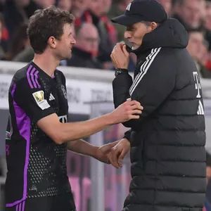 Thomas Tuchel und Thomas Müller bei einem Spiel an der Seitenlinie