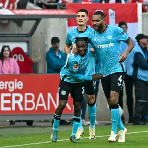 Jonathan Tah und Jérémie Frimpong jubeln
