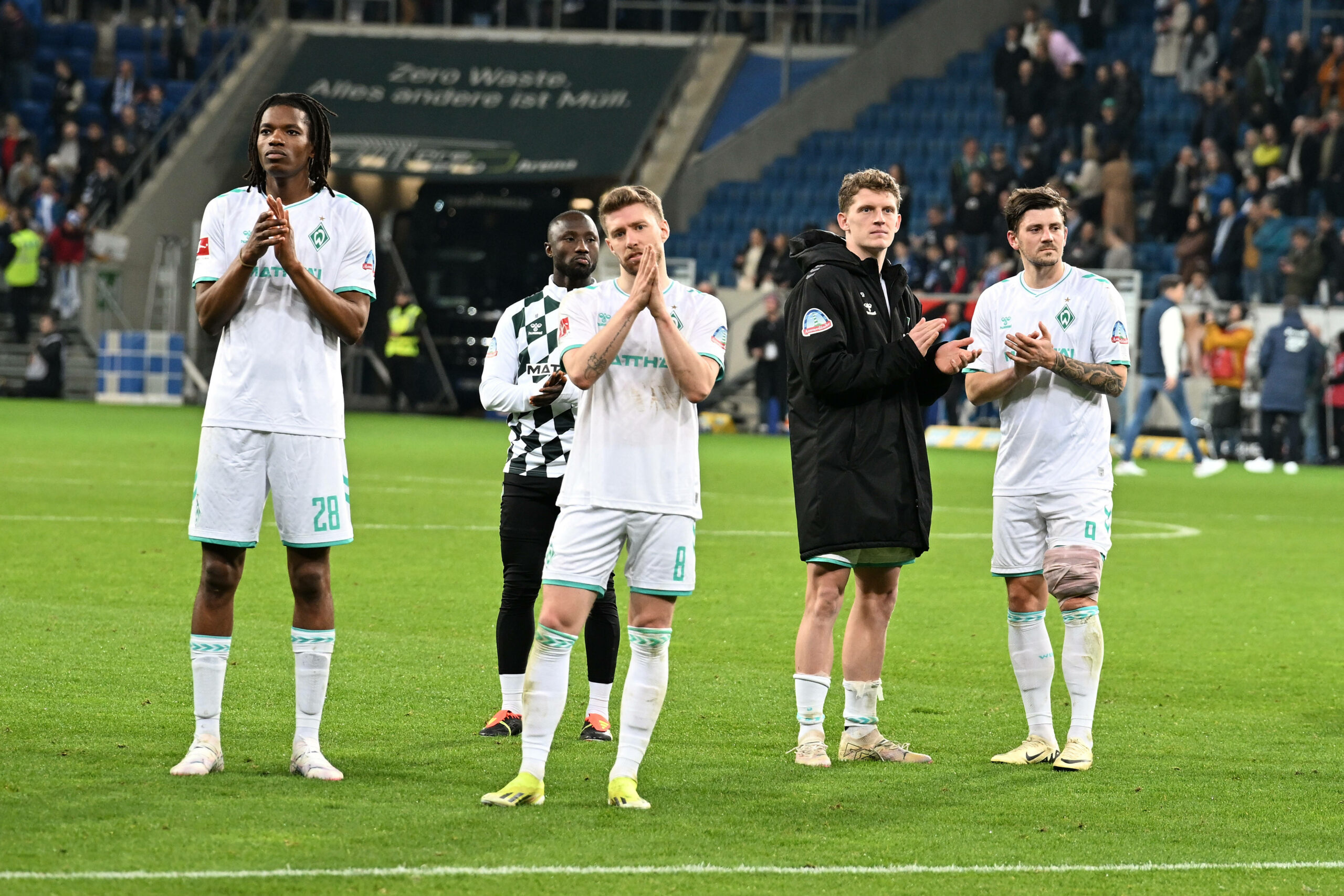 Skelly Alvero mit seinen Werder-Kollegen Naby Keita, Mitchell Weiser, Jens Stage und David Kownacki