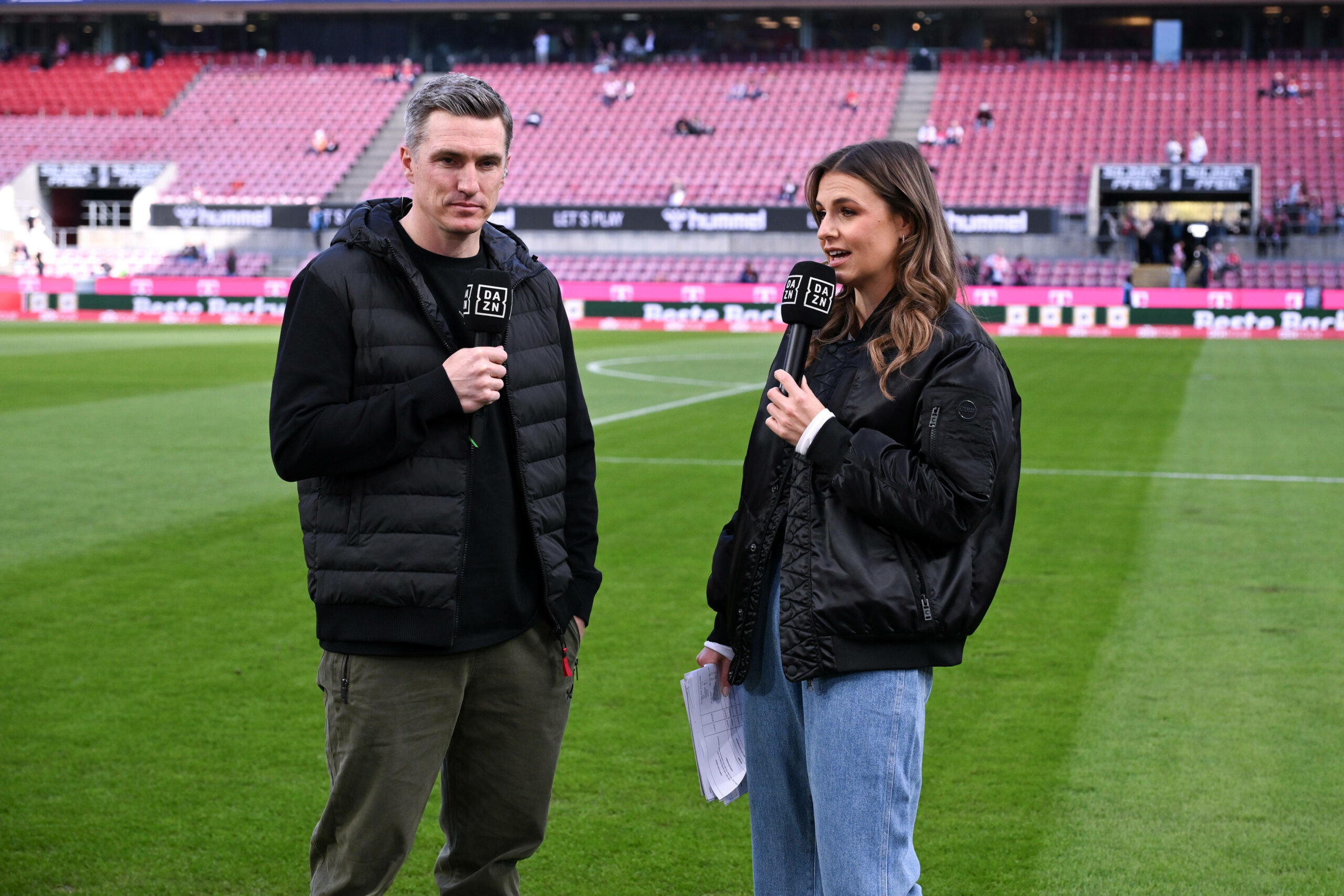 Laura Wontorra und Tobias Schweinsteiger am DAZN-Mikrofon