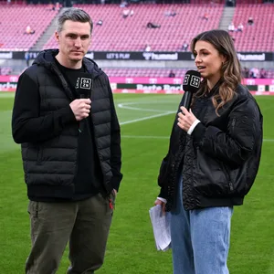 Laura Wontorra und Tobias Schweinsteiger am DAZN-Mikrofon