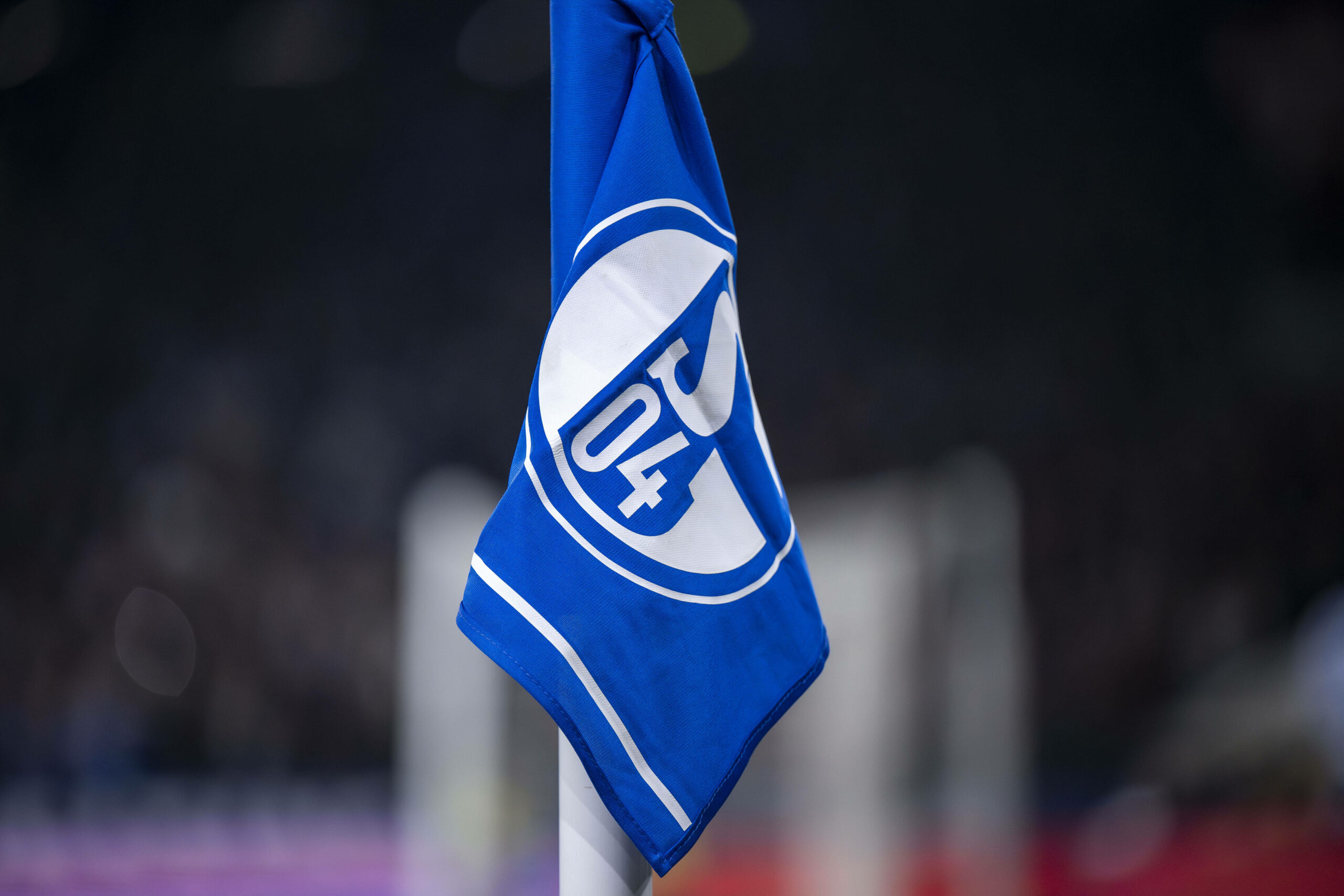 Das Logo von Schalke 04 auf einer Eckfahne