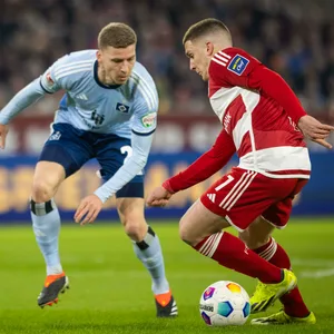 Christos Tzolis geht ins Dribbling gegen Ignace Van der Brempt .