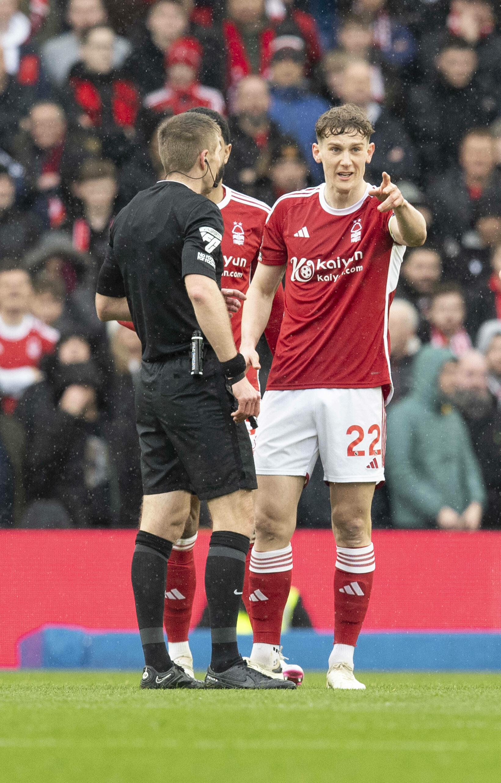 Ryan Yates von Nottingham Forrest diskutiert mit dem Schiedsrichter über eine Entscheidung.