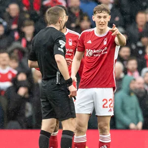 Ryan Yates von Nottingham Forrest diskutiert mit dem Schiedsrichter über eine Entscheidung.