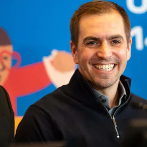Philipp Lahm lächelt auf einer Veranstaltung für die EM 2024 in Deutschland.