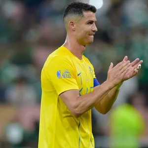 Christiano Ronaldo applaudiert nach dem Spiel für die Fans
