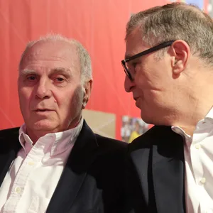 Uli Hoeneß und Vorstandsvorsitzender Jan-Christian Dreesen bei der Eröffnung einer Sonderausstellung zum 80. Geburtstag von Sepp Maier