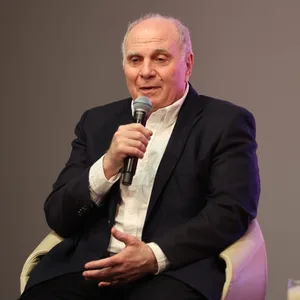 Uli Hoeneß mit einem Mikrofon bei der Eröffnung einer Sonderausstellung