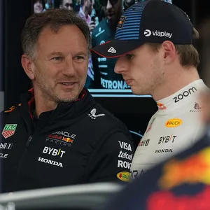 Teamchef Horner und Max Verstappen im Gespräch.