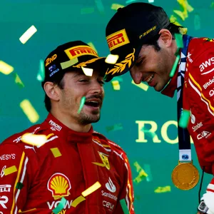 Charles Leclerc und Carlos Sainz bei der Siegerehrung des Großen Preises von Australien