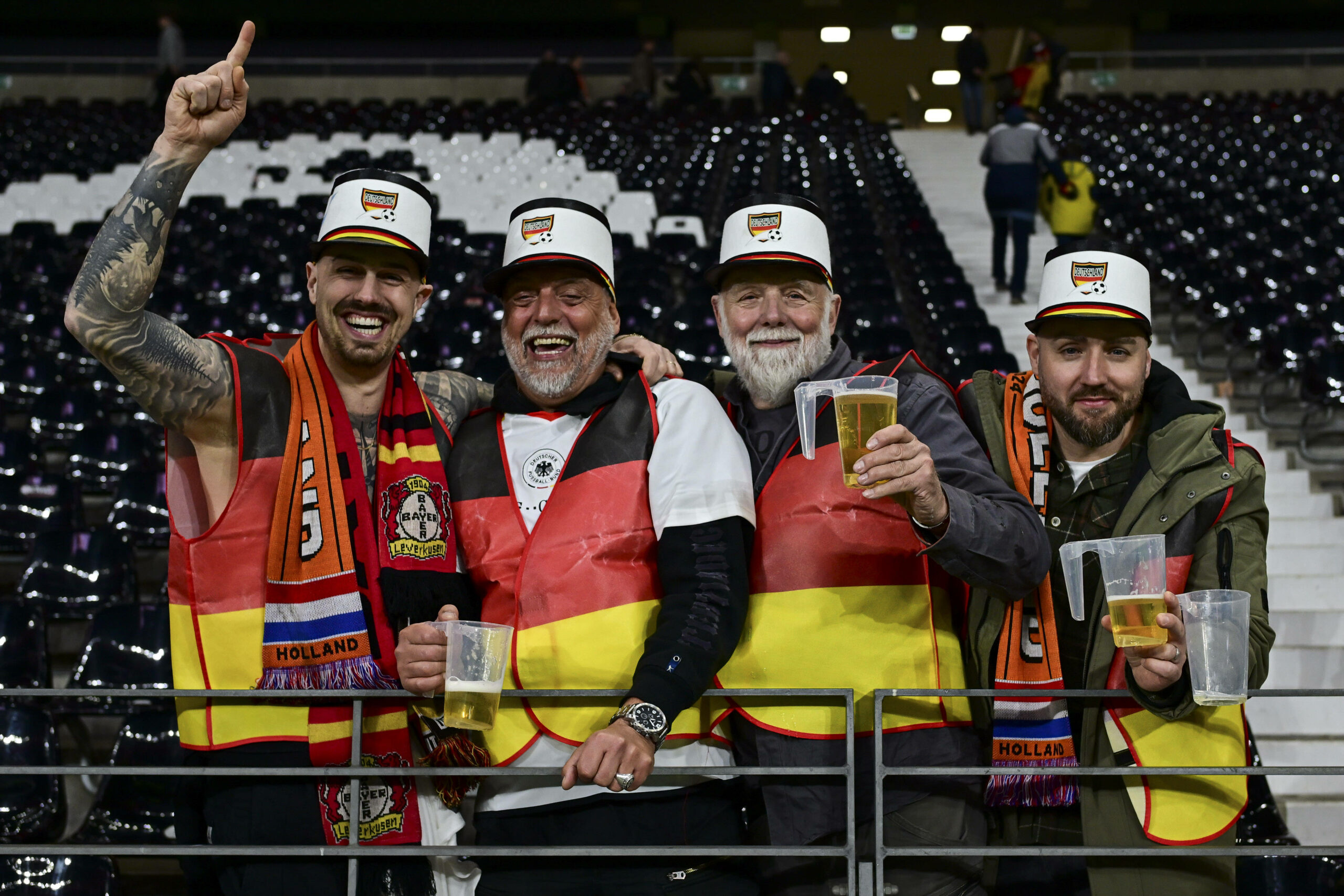 Deutsche Fans feiern nach dem Testspielsieg gegen die Niederlande.