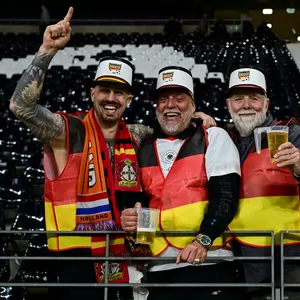 Deutsche Fans feiern nach dem Testspielsieg gegen die Niederlande.