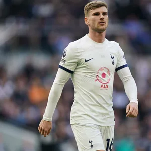 Timo Werner im weißen Heimtrikot der Tottenham Hotspur.