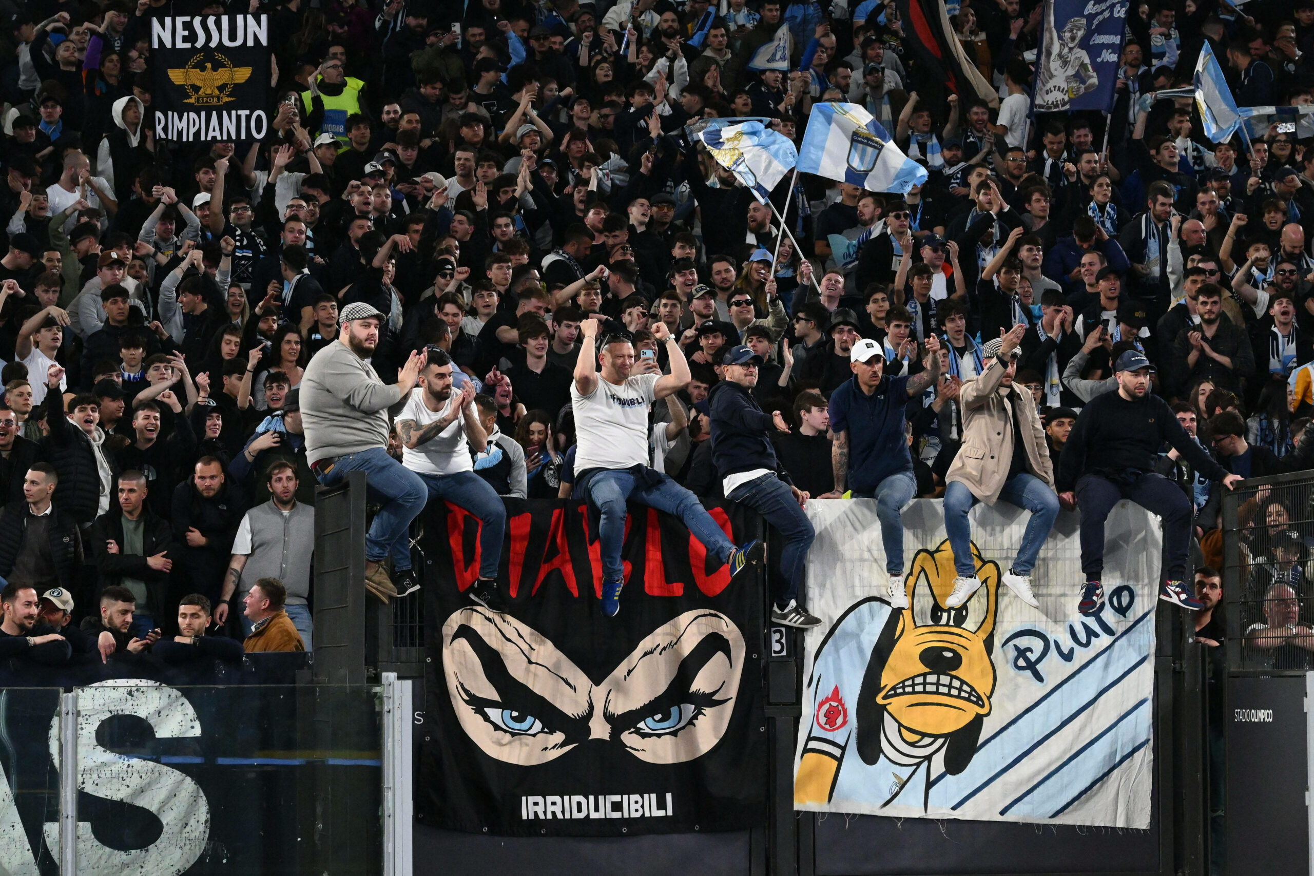 Fans vom italienischen Klub Lazio Rom bejubeln ihr Team.