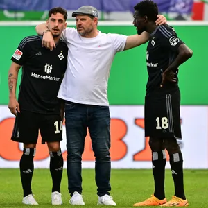 Steffen Baumgart tröstet Ludovit Reis und Bakery Jatta