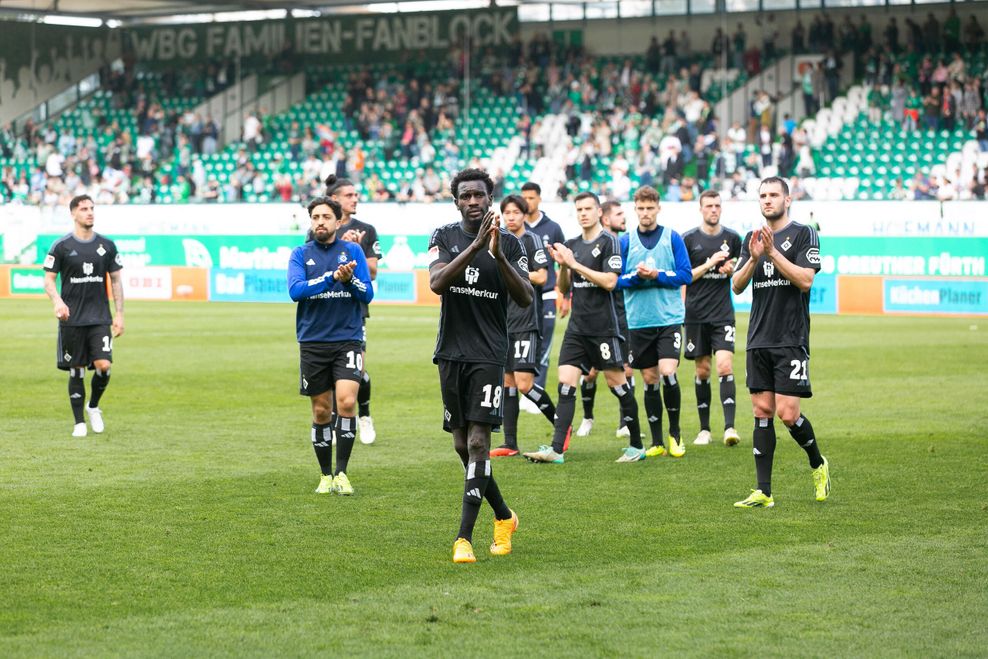 Die HSV-Profis bedanken sich in Fürth bei den mitgereisten Fans