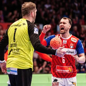 Hamburgs Handballer Johannes Bitter und Caspar Mortensen jubeln