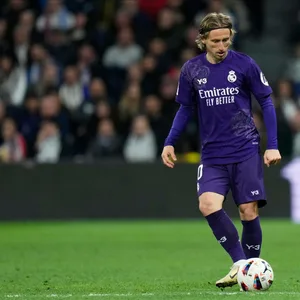 Luka Modric passt den Ball.