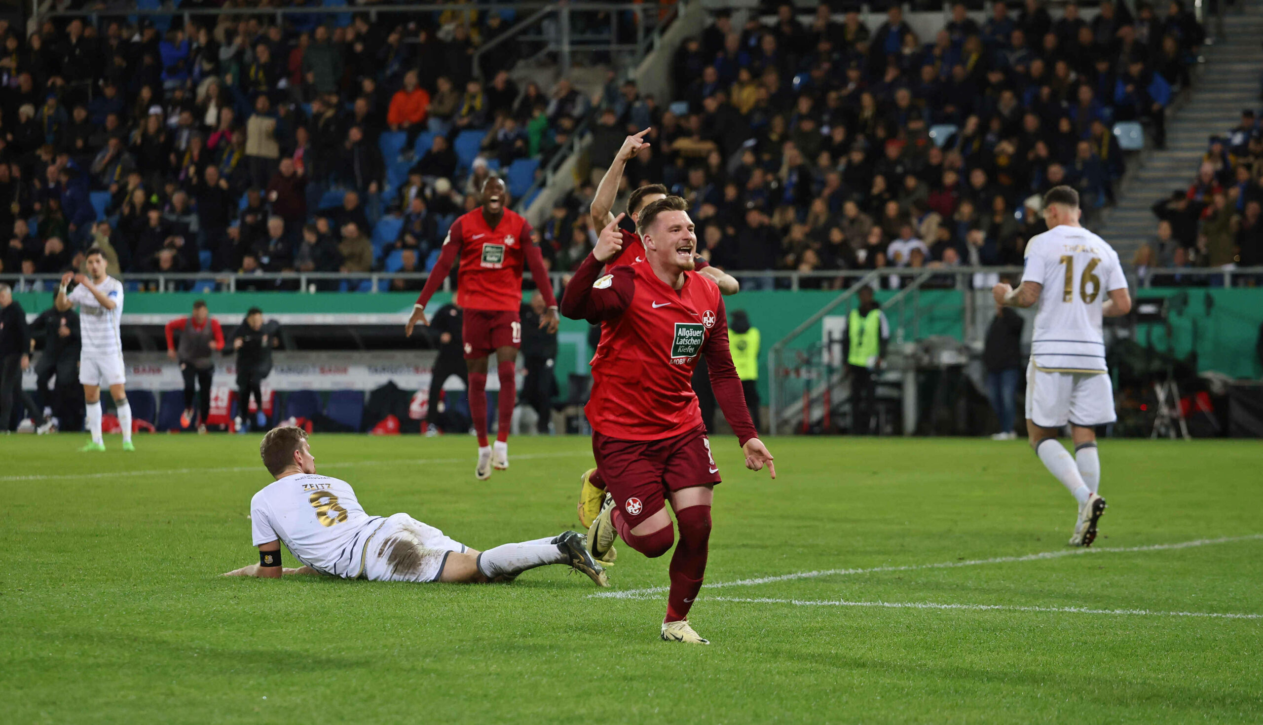 Kaiserslauterns Marlon Ritter feiert seinen Treffer zum 1:0. Für Saarbrücken der Anfang vom Ende. 
