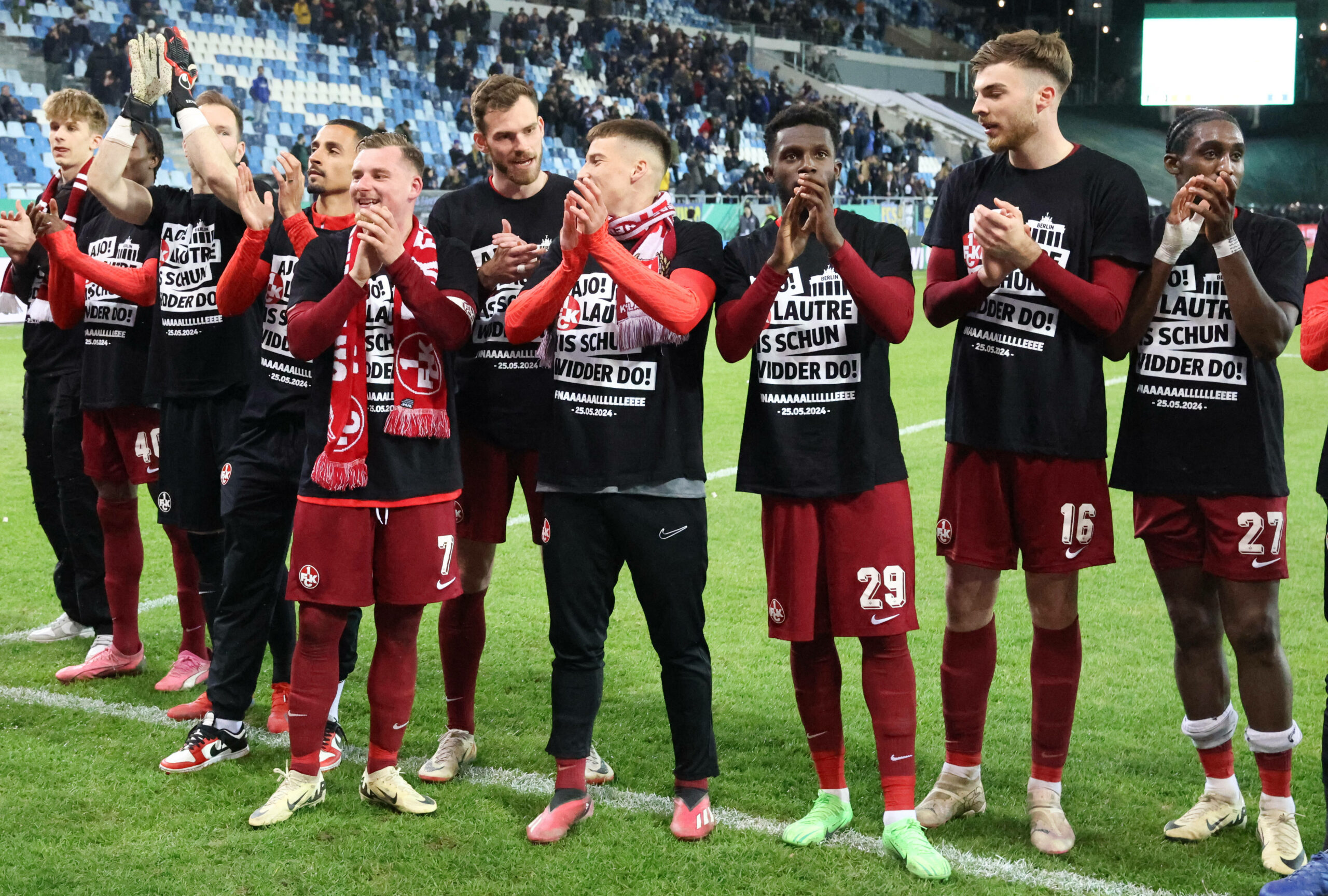 FCK-Spieler applaudieren nach dem Finaleinzug vor den Fans