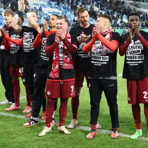 FCK-Spieler applaudieren nach dem Finaleinzug vor den Fans