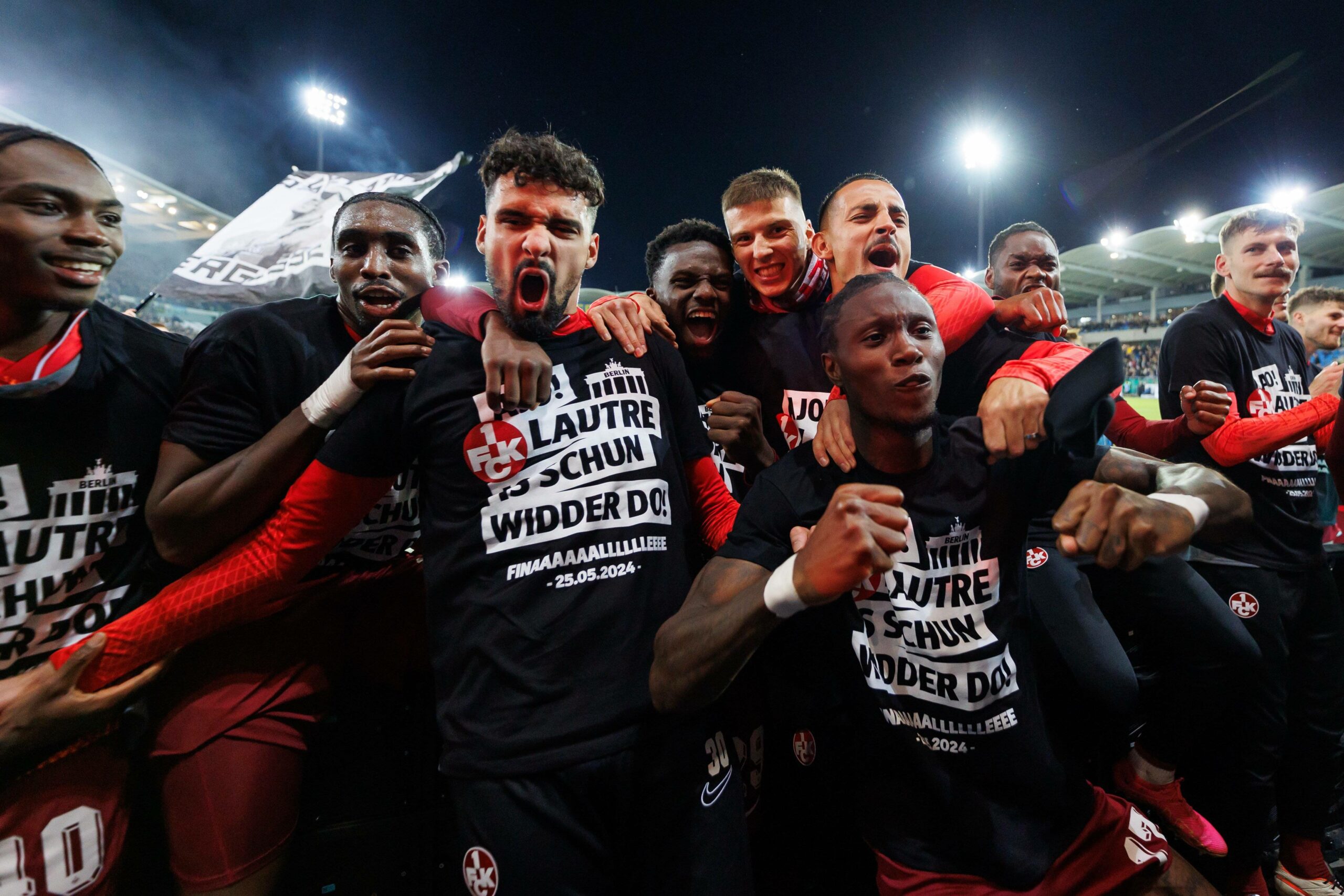 Lautern-Profis feiern den Einzug ins Pokalfinale