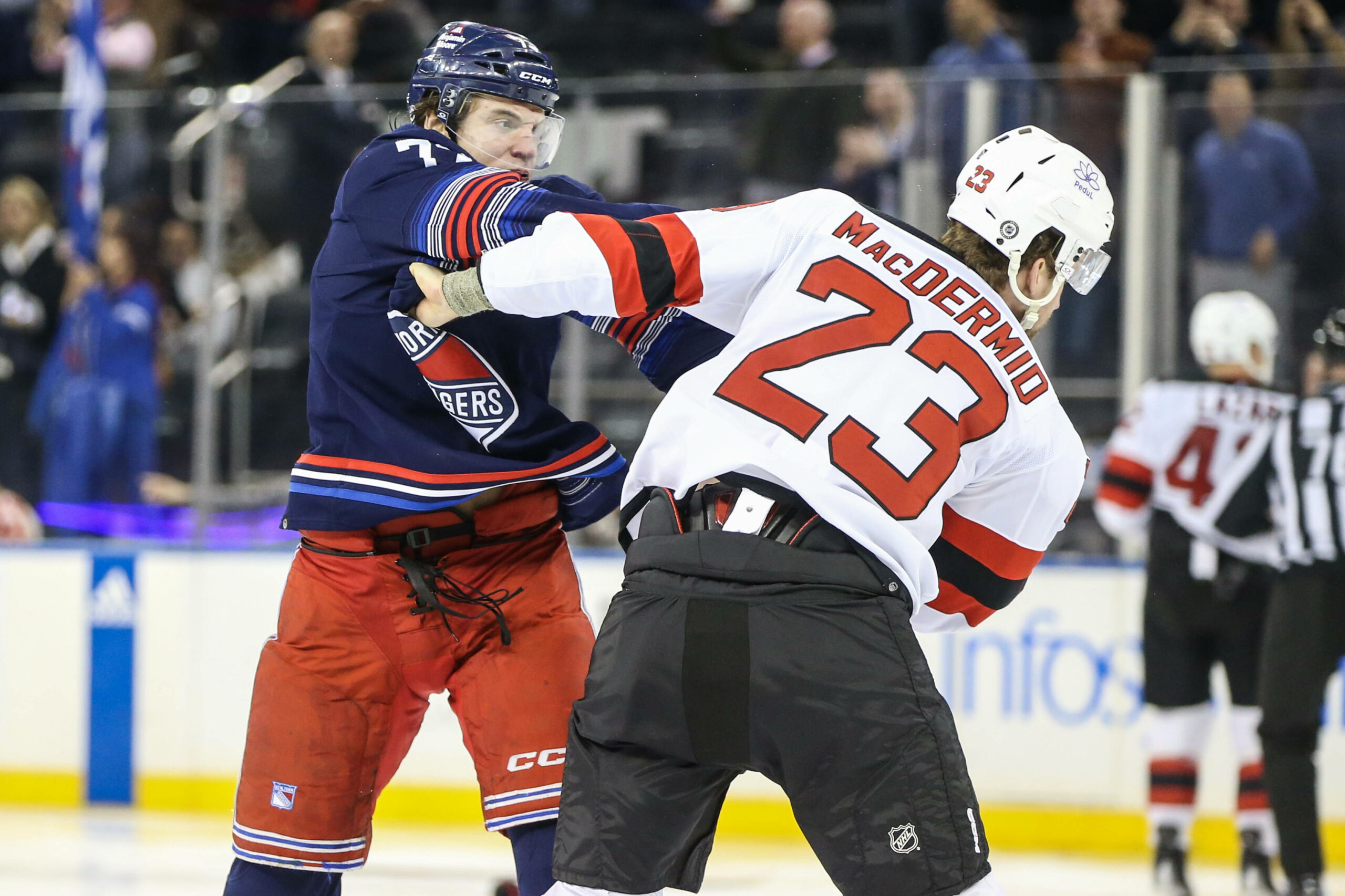 New York Rangers Spieler Matt Rempe und Kurtis MacDermid von den New Jersey Devils prügeln sich auf dem Spielfeld