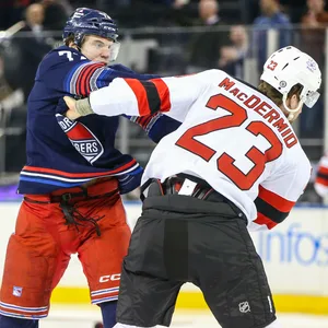 New York Rangers Spieler Matt Rempe und Kurtis MacDermid von den New Jersey Devils prügeln sich auf dem Spielfeld