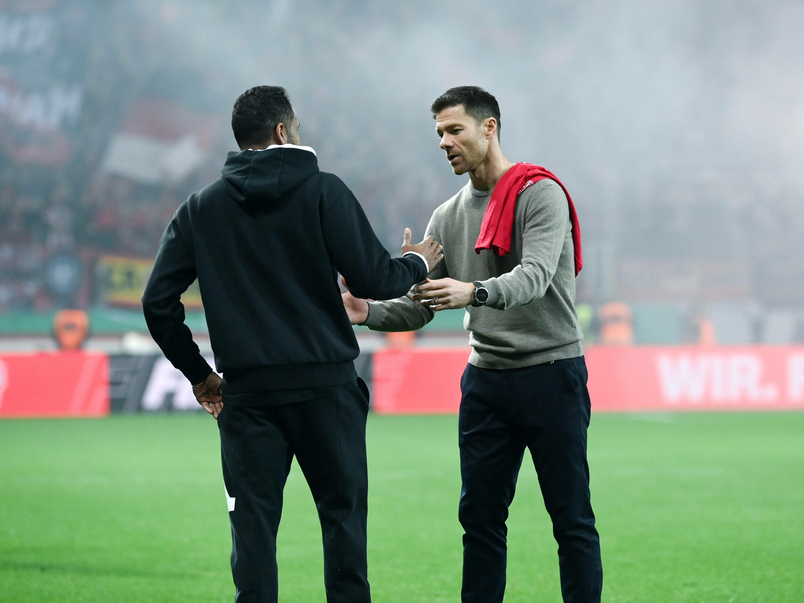 Nach dem DFB-Pokal-Halbfinale klatschen sich die beiden Trainer Daniel Thioune von Fortuna Düsseldorf und Xabi -alonso von Bayer Leverkusen ab