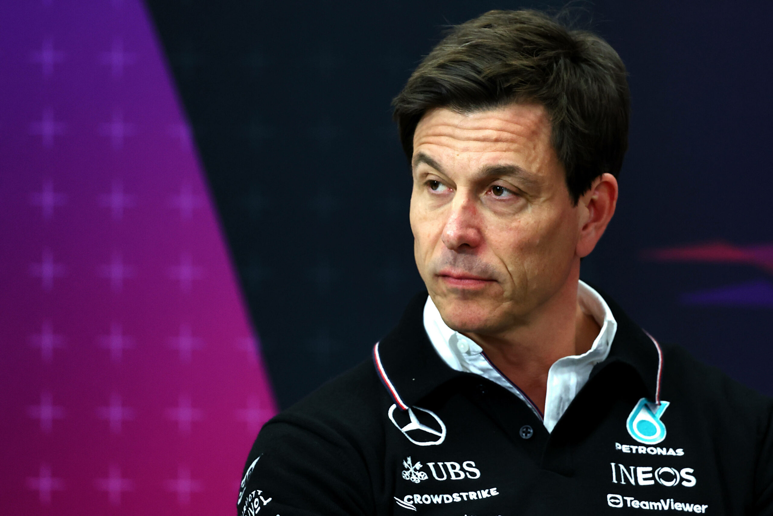 Mercedes-Teamchef Toto Wolff guckt nachdenklich.