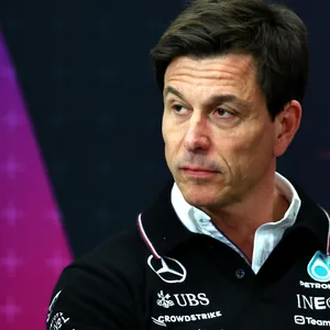 Mercedes-Teamchef Toto Wolff guckt nachdenklich.