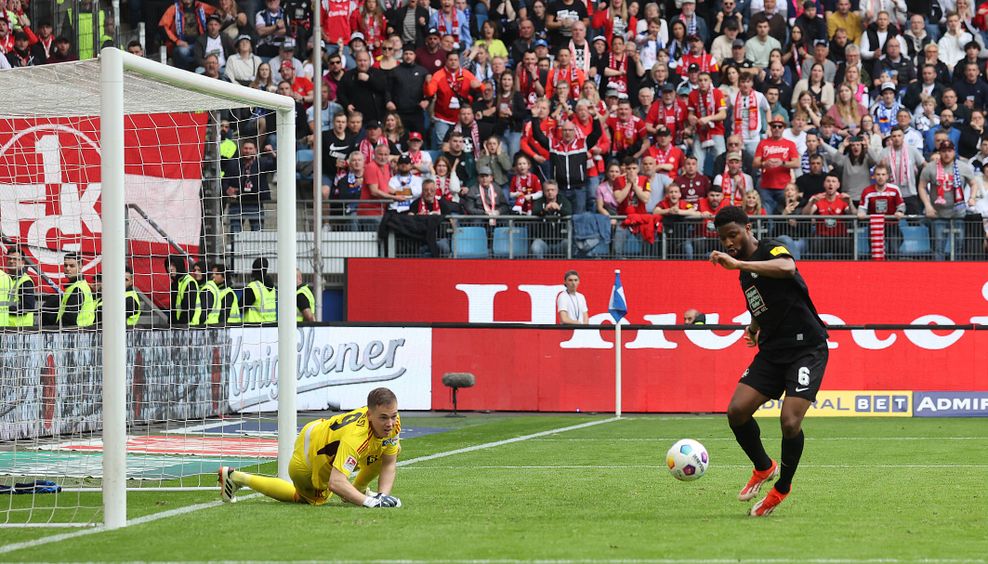 Auch diesen Schuss wird er gleich halten: HSV-Keeper Matheo Raab (l.) rettet gegen Kaiserslauterns Almamy Touré (r.).