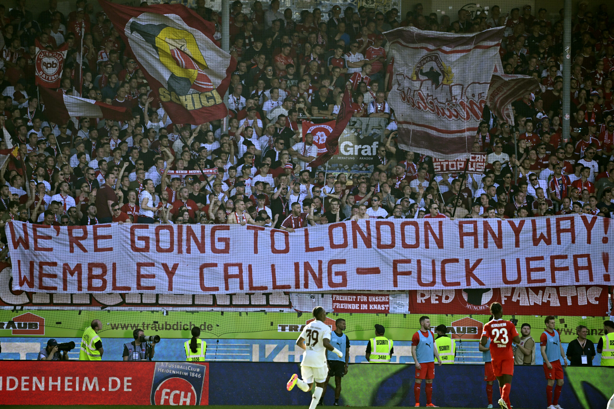 Bayern-Fans prosterien in Heidenheim gegen die UEFA-Entscheidung