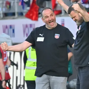 Frank Schmidt jubelt nach Heidenheims Sieg gegen den FC Bayern München